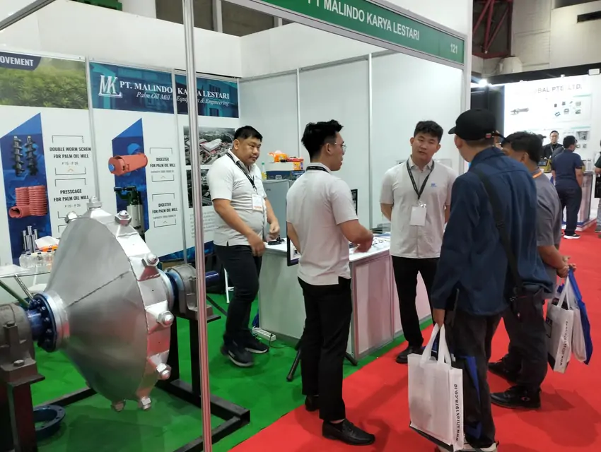 Pengunjung booth PT. Malindo Karya Lestari di PalmEx 2025