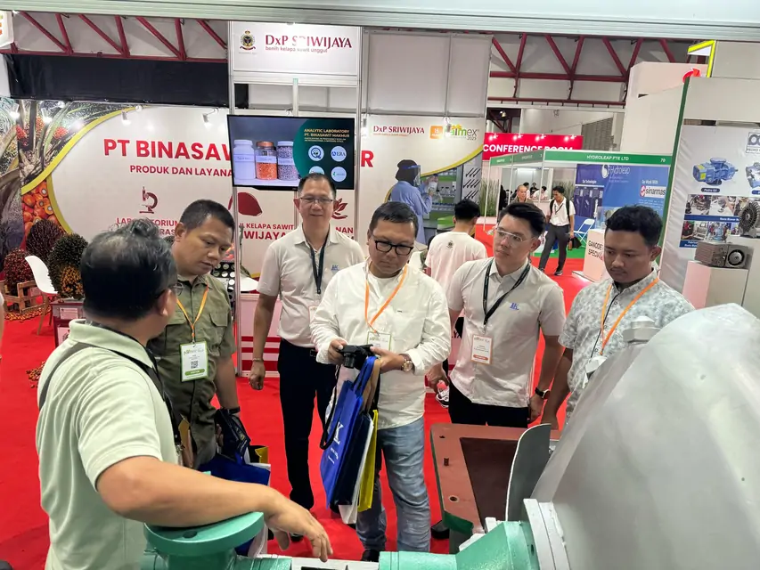 Pengunjung booth PT. Malindo Karya Lestari di PalmEx 2025