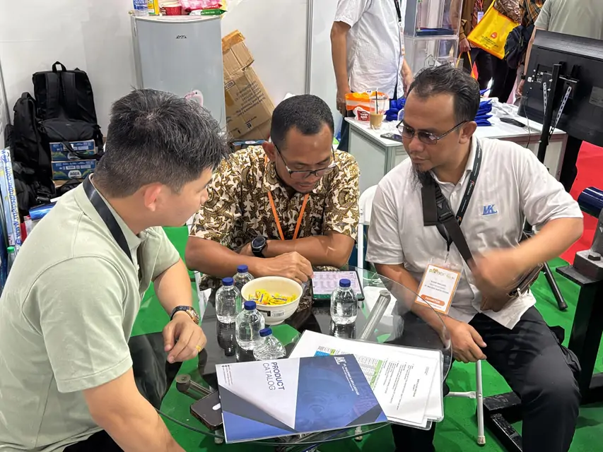 Pengunjung booth PT. Malindo Karya Lestari di PalmEx 2025