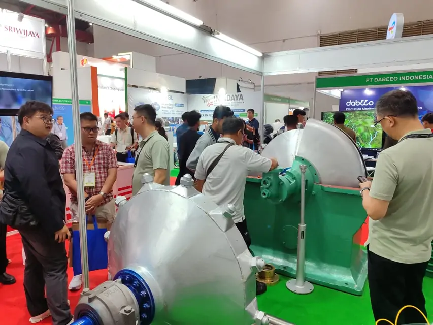 Pengunjung booth PT. Malindo Karya Lestari di PalmEx 2025