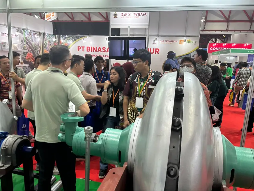 Pengunjung booth PT. Malindo Karya Lestari di PalmEx 2025