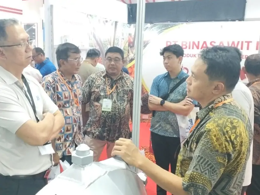 Pengunjung booth PT. Malindo Karya Lestari di PalmEx 2025