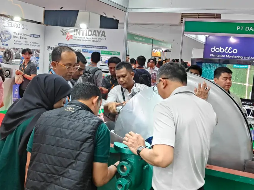 Pengunjung booth PT. Malindo Karya Lestari di PalmEx 2025